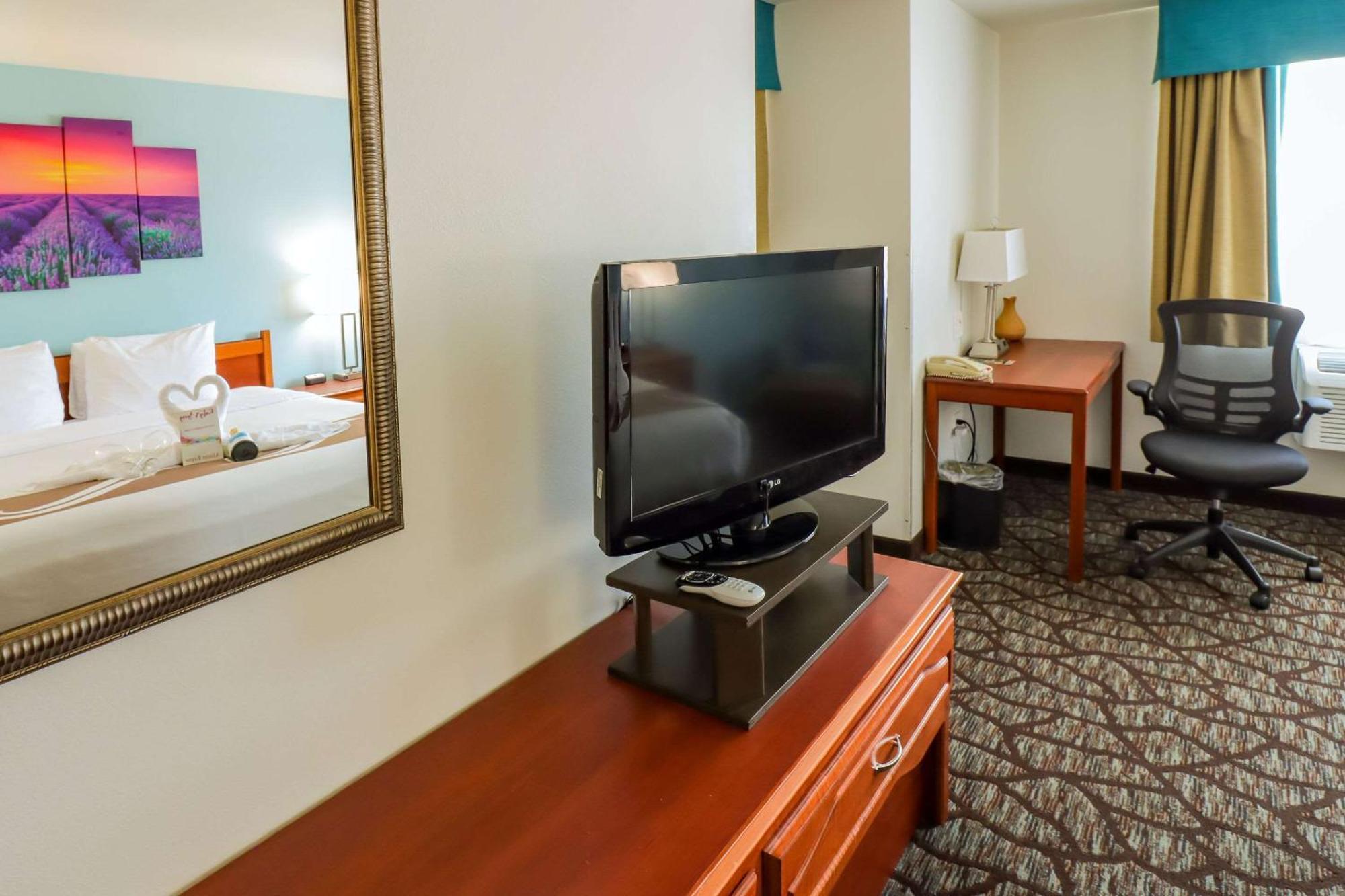 Quality Inn & Suites Sequim At Olympic National Park Exterior photo